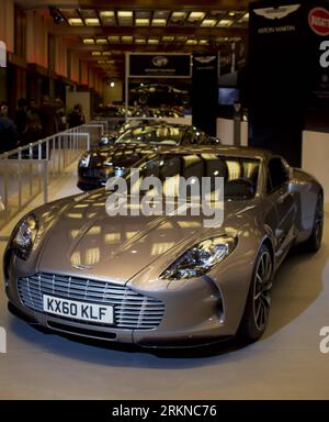 Bildnummer : 57080632 Datum : 16.02.2012 Copyright : imago/Xinhua (120217) -- TORONTO, le 17 février 2012 (Xinhua) -- une Aston Martin One-77 (devant) est exposée au salon international de l'auto du Canada 2012 au Palais des congrès du Toronto métropolitain de Toronto, Canada, le 16 février 2012. Le salon international de l'auto canadien de 11 jours a ouvert ses portes jeudi à Toronto avec environ mille véhicules de 125 exposants.(Xinhua/Zou Zheng)(jyf) CANADA-TORONTO-INTERNATIONAL SALON DE L'AUTO PUBLICATIONxNOTxINxCHN Wirtschaft Autoindustrie automesse Messe premiumd xbs x0x 2012 hoch 57080632 Date 16 02 20 Banque D'Images