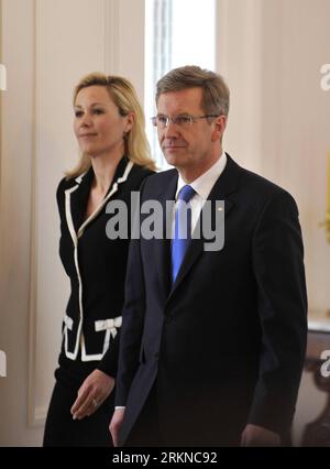 (120217) -- BERLIN, 17 février 2012 (Xinhua) -- le président allemand Christian Wulff (à gauche) et son épouse Bettina arrivent pour avoir fait une déclaration de démission à la résidence présidentielle de Berlin, le 17 février 2012. (Xinhua/Ma Ning) ALLEMAGNE-DÉMISSION DU PRÉSIDENT PUBLICATIONxNOTxINxCHN 120217 Berlin février 17 2012 le président allemand DE XINHUA Christian Wulff et son épouse Bettina arrivent pour avoir fait une déclaration de démission à la résidence présidentielle de Berlin février 17 2012 XINHUA ma Ning Allemagne démission du président PUBLICATIONxNOTxINxCHN Banque D'Images