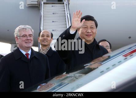Bildnummer : 57087589 Datum : 18.02.2012 Copyright : imago/Xinhua (120218) -- SHANNON, 18 février 2012 (Xinhua) -- le vice-président chinois Xi Jinping (R, front) fait des vagues à son arrivée à Shannon, en Irlande, le 18 février 2012. Xi a débuté sa visite officielle en Irlande samedi en tant qu'invité du Premier ministre irlandais EndaKenny. (Xinhua/LAN Hongguang) (mcg) IRLANDE-SHANNON-CHINE-XI JINPING-ARRIVÉE PUBLICATIONxNOTxINxCHN personnes Politik xjh x1x premiumd 2012 quer 57087589 Date 18 02 2012 Copyright Imago XINHUA Shannon février 18 2012 XINHUA Vice-président chinois Xi Jinping r Front Waves À son arrivée à SH Banque D'Images