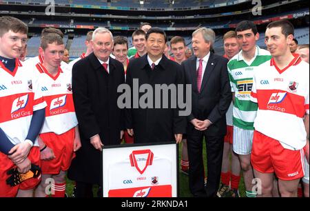 Bildnummer : 57091809 Datum : 19.02.2012 Copyright : imago/Xinhua (120219) -- DUBLIN, 19 février 2012 (Xinhua) -- le vice-président chinois Xi Jinping (C) et les joueurs de hurley posent pour des photos de groupe lors de sa visite au siège de la Gaelice Athletic Association (GAA), à Dublin, Irlande, le 19 février 2012. (Xinhua/Zhang Duo) (lfj) IRLANDE-CHINE-XI JINPING-GAA-VISITING PUBLICATIONxNOTxINxCHN People Politik xjh x0x premiumd 2012 quer 57091809 Date 19 02 2012 Copyright Imago XINHUA Dublin février 19 2012 le vice-président chinois DE XINHUA Xi Jinping C et les joueurs de Hurley posent pour des photos de groupe pendant son séjour Banque D'Images