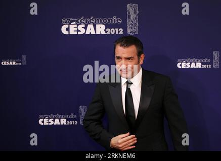 Bildnummer : 57106105 Datum : 24.02.2012 Copyright : imago/Xinhua (120224) -- PARIS, 24 février 2012 (Xinhua) -- l'acteur français Jean Dujardin pose pour les photographes alors qu'il arrive à la 37e cérémonie des César à Paris, France, le 24 février 2012. (Xinhua/Gao Jing) (ypf) FRANCE-PARIS-CESAR AWARD-ARRIVAGES PUBLICATIONxNOTxINxCHN People Entertainment film Pressetermin Kultur Porträt xdp x0x premiumd 2012 quer 57106105 Date 24 02 2012 Copyright Imago XINHUA Paris Fév 24 2012 l'acteur français XINHUA Jean Dujardin pose pour les photographes à son arrivée pour assister à la 37e cérémonie des César en P. Banque D'Images