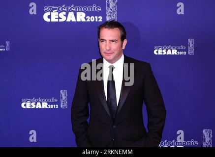 Bildnummer : 57105942 Datum : 24.02.2012 Copyright : imago/Xinhua (120224) -- PARIS, 24 février 2012 (Xinhua) -- l'acteur français Jean Dujardin pose pour les photographes alors qu'il arrive à la 37e cérémonie des César à Paris, France, le 24 février 2012. (Xinhua/Gao Jing) (ypf) FRANCE-PARIS-CESAR-AWARD-ARRIVAGES PUBLICATIONxNOTxINxCHN People Entertainment film Porträt x0x xst premiuimd 2012 quer Highlight 57105942 Date 24 02 2012 Copyright Imago XINHUA Paris février 24 2012 l'acteur français XINHUA Jean Dujardin pose pour les photographes à son arrivée à Paris Fran pour assister à la 37e cérémonie des César Banque D'Images