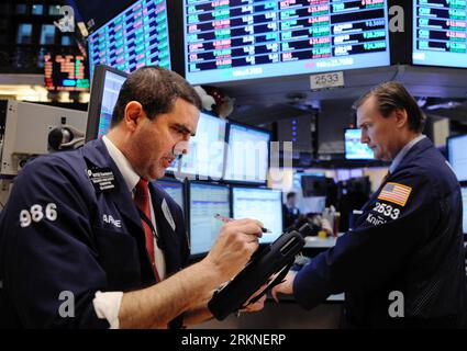 Bildnummer : 57106420 Datum : 24.02.2012 Copyright : imago/Xinhua (120224) -- NEW YORK, 24 février 2012 (Xinhua) -- les commerçants travaillent à la Bourse de New York, aux États-Unis, 24 février 2012. Les actions américaines ont terminé légèrement mitigées vendredi, le S&P affichant sa meilleure finition depuis juin 2008. (Xinhua/Shen Hong) US-NEW YORK-STOCK-S&P PUBLICATIONxNOTxINxCHN Wirtschaft Börse USA Courtier Arbeitswelten NYSE xns x0x 2012 quer 57106420 Date 24 02 2012 Copyright Imago XINHUA New York février 24 2012 XINHUA Traders travaillent SUR le plancher du New York Stick Exchange à New York l'ONU Banque D'Images