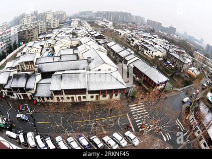 Bildnummer : 57109470 Datum : 26.02.2012 Copyright : imago/Xinhua (120226) -- HANGZHOU, 26 février 2012 (Xinhua) -- une photo prise avec un objectif fisheye montre les toits enneigés à Hangzhou, province de Zhejiang dans l'est de la Chine, 26 février 2012. Hangzhou a été témoin d une chute de neige printanière dimanche matin alors qu un front froid devait frapper les régions méridionales de la Chine, entraînant une baisse des températures de trois à six degrés Celsius dans les tronçons moyen et inférieur du fleuve Yangzi Jiang et dans les régions au sud du fleuve du 26 au 28 février, selon le Centre météorologique national. (Xinhua/Xu hui) (hdt) CHINE-HANGZH Banque D'Images