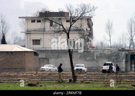 Bildnummer : 57109873 Datum : 26.02.2012 Copyright : imago/Xinhua (120226) -- ABBOTTABAD, 26 février 2012 (Xinhua) -- des policiers pakistanais montent la garde devant l'enceinte d'Oussama ben Laden alors que les autorités démolissaient la maison dans le nord-ouest du Pakistan, Abbottabad, le 26 février 2012. Le Pakistan a commencé à démolir le complexe de trois étages où Ben Laden a été tué par des commandos américains en mai dernier, effaçant un rappel concret d un chapitre douloureux et embarrassant de l histoire du pays. (Xinhua photo/Stringer) PAKISTAN-BEN LADEN-COMPOUND-DEMOLISHMENT PUBLICATIONxNOTxINxCHN Politik Abriss Gebäude Haus U. Banque D'Images