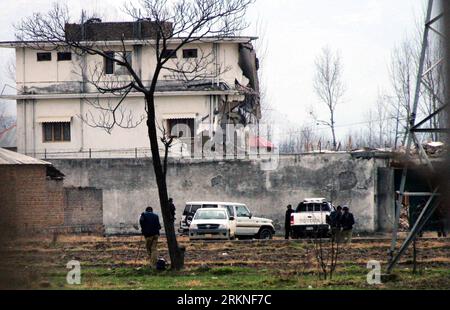 Bildnummer : 57109871 Datum : 26.02.2012 Copyright : imago/Xinhua (120226) -- ABBOTTABAD, 26 février 2012 (Xinhua) -- des policiers pakistanais montent la garde devant l'enceinte d'Oussama ben Laden alors que les autorités démolissaient la maison dans le nord-ouest du Pakistan, Abbottabad, le 26 février 2012. Le Pakistan a commencé à démolir le complexe de trois étages où Ben Laden a été tué par des commandos américains en mai dernier, effaçant un rappel concret d un chapitre douloureux et embarrassant de l histoire du pays. (Xinhua photo/Stringer) PAKISTAN-BEN LADEN-COMPOUND-DEMOLISHMENT PUBLICATIONxNOTxINxCHN Politik Abriss Gebäude Haus U. Banque D'Images