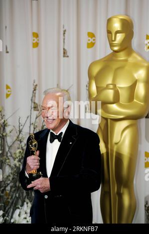 Bildnummer : 57111297 Datum : 26.02.2012 Copyright : imago/Xinhua (120227) -- HOLLYWOOD, 26 février 2012 (Xinhua) -- Christopher Plummer, Oscar du meilleur acteur dans Un second rôle pour le film Beginners , pose dans les coulisses de la 84e cérémonie annuelle des Academy Awards à Hollywood, Californie, États-Unis, le 26 février 2012. (Xinhua/Yang Lei) (msq) U.S.-HOLLYWOOD-OSCARS-WINNERS PUBLICATIONxNOTxINxCHN Kultur Entertainment People film 84. Oscars Oscar Oscars Hollywood Preisträger premiumd xsp x0x 2012 hoch 57111297 Date 26 02 2012 Copyright Imago XINHUA Hollywood février 26 2012 XINHUA C. Banque D'Images