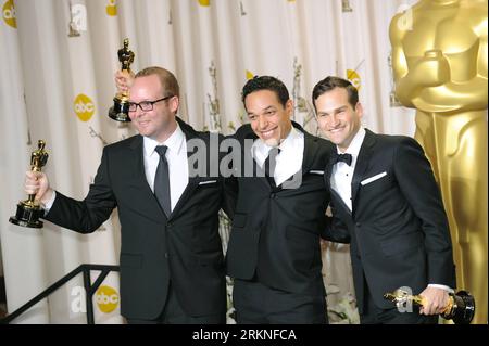 Bildnummer : 57111300 Datum : 26.02.2012 Copyright : imago/Xinhua (120227) -- HOLLYWOOD, 26 février 2012 (Xinhua) -- TJ Martin, Dan Lindsay et Richard Middlemas, lauréats des Oscars du meilleur long métrage documentaire pour le film Undefeated , posent en coulisses à la 84e cérémonie annuelle des Academy Awards à Hollywood, Californie, États-Unis, le 26 février 2012. (Xinhua/Yang Lei) (msq) U.S.-HOLLYWOOD-OSCARS-WINNERS PUBLICATIONxNOTxINxCHN Kultur Entertainment People film 84. Oscars Oscar Oscars Hollywood Preisträger premiumd xsp x0x 2012 quer 57111300 Date 26 02 2012 Copyright Imago XINHUA Hollywood F Banque D'Images