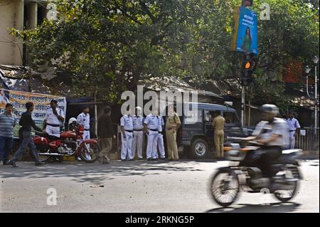 Bildnummer : 57119997 Datum : 28.02.2012 Copyright : imago/Xinhua (120228) -- CALCUTTA, 28 février 2012 (Xinhua) -- des policiers indiens dressent la garde dans une rue lors d'une grève industrielle à Calcutta, capitale de l'État indien oriental du Bengale occidental, le 28 février 2012. Les marchés, les banques, les usines sont fermés et le trafic est rare dans les grandes villes de l'Inde pendant la grève, appelée par onze grands syndicats à protester contre la hausse des prix et les salaires minimums fixes pour les travailleurs. (Xinhua/Tumpa Mondal) INDIA-CALCUTTA-STRIKE PUBLICATIONxNOTxINxCHN Wirtschaft Politik Streik xns x0x 2012 quer 57119997 DAT Banque D'Images