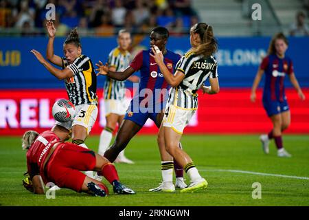 Barcelone, Espagne. 24 août 2023. Asisat Oshoala du FC Barcelone, Sara Gama et Gloria Sliskovic de la Juventus lors du match amical de pré-saison, le Trophée féminin Joan Gamper entre le FC Barcelone et la Juventus a joué au Stade Johan Cruyff le 24 août 2023 à Barcelone, Espagne. (Photo Alex Carreras/PRESSINPHOTO) crédit : PRESSINPHOTO SPORTS AGENCY/Alamy Live News Banque D'Images