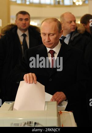 120304 -- MOSCOU, le 4 mars 2012 Xinhua -- le Premier ministre russe Vladimir Poutine vote dans un bureau de vote à Moscou, en Russie, le 4 mars 2012. Les Russes se sont rendus aux urnes dimanche pour élire un nouveau président et le Premier ministre sortant Vladimir Poutine devrait largement remporter les élections. Xinhua/Li Yong zw RUSSIE-MOSCOU-ÉLECTION PRÉSIDENTIELLE-VOTE-POUTINE PUBLICATIONxNOTxINxCHN Banque D'Images