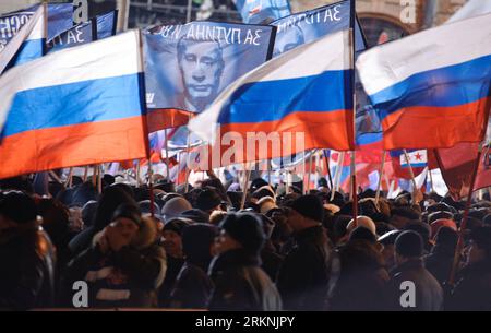 Bildnummer : 57209957 Datum : 04.03.2012 Copyright : imago/Xinhua (120304) -- MOSCOU, 4 mars 2012 (Xinhua) -- les partisans de Vladimir Poutine se réunissent pour célébrer sa victoire à Moscou le 4 mars 2012. Le candidat à la présidence russe Vladimir Poutine a annoncé dimanche qu'il avait remporté l'élection présidentielle. Selon un sondage de sortie mené par le sondeur public VTsIOM publié plus tôt dimanche, Poutine devrait recueillir 58,3 % des voix, ce qui est suffisant pour éviter un second tour. (Xinhua/Jiang Kehong) (zx) RUSSIE-ÉLECTION-POUTINE-CÉLÉBRATION PUBLICATIONxNOTxINxCHN Politik Wahl Präsidentschaf Banque D'Images