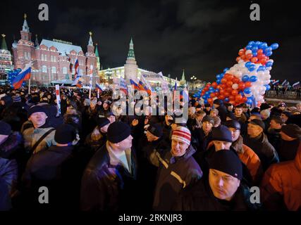 Bildnummer : 57209962 Datum : 04.03.2012 Copyright : imago/Xinhua (120304) -- MOSCOU, 4 mars 2012 (Xinhua) -- les partisans de Vladimir Poutine se réunissent pour célébrer sa victoire à Moscou le 4 mars 2012. Le candidat à la présidence russe Vladimir Poutine a annoncé dimanche qu'il avait remporté l'élection présidentielle. Selon un sondage de sortie mené par le sondeur public VTsIOM publié plus tôt dimanche, Poutine devrait recueillir 58,3 % des voix, ce qui est suffisant pour éviter un second tour. (Xinhua/Jiang Kehong) (zx) RUSSIE-ÉLECTION-POUTINE-CÉLÉBRATION PUBLICATIONxNOTxINxCHN Politik Wahl Präsidentschaf Banque D'Images