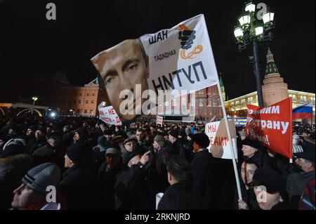 Bildnummer : 57209956 Datum : 04.03.2012 Copyright : imago/Xinhua (120304) -- MOSCOU, 4 mars 2012 (Xinhua) -- les partisans de Vladimir Poutine se réunissent sur une place à Moscou pour célébrer sa victoire le 4 mars 2012. Le candidat à la présidence russe Vladimir Poutine a annoncé dimanche qu'il avait remporté l'élection présidentielle. Selon un sondage de sortie mené par le sondeur public VTsIOM publié plus tôt dimanche, Poutine devrait recueillir 58,3 % des voix, ce qui est suffisant pour éviter un second tour. (Xinhua/Jiang Kehong) (zx) RUSSIE-ÉLECTION-POUTINE-CÉLÉBRATION PUBLICATIONxNOTxINxCHN Politik Wahl Pr Banque D'Images