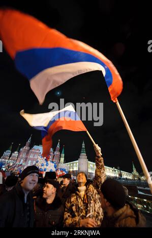 Bildnummer : 57209958 Datum : 04.03.2012 Copyright : imago/Xinhua (120304) -- MOSCOU, 4 mars 2012 (Xinhua) -- les partisans de Vladimir Poutine se réunissent pour célébrer sa victoire à Moscou le 4 mars 2012. Le candidat à la présidence russe Vladimir Poutine a annoncé dimanche qu'il avait remporté l'élection présidentielle. Selon un sondage de sortie mené par le sondeur public VTsIOM publié plus tôt dimanche, Poutine devrait recueillir 58,3 % des voix, ce qui est suffisant pour éviter un second tour. (Xinhua/Jiang Kehong) (zx) RUSSIE-ÉLECTION-POUTINE-CÉLÉBRATION PUBLICATIONxNOTxINxCHN Politik Wahl Präsidentschaf Banque D'Images