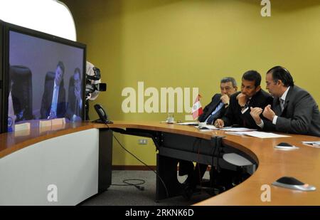 Bildnummer : 57228970 Datum : 05.03.2012 Copyright : imago/Xinhua (120306) -- LIMA, 6 mars 2012 (Xinhua) -- le président péruvien Ollanta Humala (2e R) s'entretient avec son homologue colombien Juan Manuel Santos (G) lors du 3e Sommet de l'Alliance du Pacifique, accompagné du ministre du Commerce extérieur et du Tourisme Jose Luis Silva Martinot (à droite) et du ministre des Affaires étrangères du Pérou Rafael Roncagliolo Orbegoso (3e à droite), lors d'une téléconférence à Lima, capitale du Pérou, le 5 mars 2012. (Xinhua/ANDINA) (zjy) SOMMET PÉROU-LIMA-PACIFIQUE PUBLICATIONxNOTxINxCHN People Politik Telekonferenz V Banque D'Images