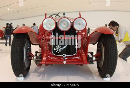 Bildnummer : 57330541 Datum : 09.03.2012 Copyright : imago/Xinhua (120310) -- MODÈNE, 10 mars 2012 (Xinhua) -- une voiture Alfa Romeo 8C 2300 fabriquée en 1932 est présentée dans l'exposition les origines du mythe lors de la présentation pour journaliste au musée Enzo Ferrari Home à Modène, en Italie, le 9 mars 2012. Après avoir fait son avant-première pour journaliste vendredi, le musée et l’exposition seraient officiellement ouverts au public le 10 mars. Le complexe du musée est construit sur la base de l'ancienne maison où Enzo Ferrari est né en 1898. (Xinhua/Wang Yunjia) (djj) ITALIE-MODÈNE-ENZO FERRARI HOME MUSEUM-OP Banque D'Images