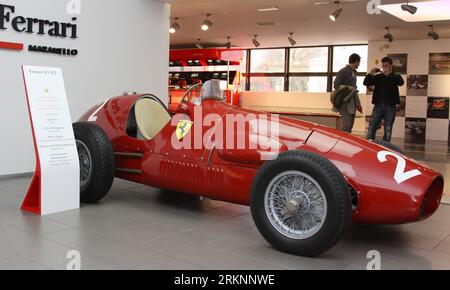 Bildnummer : 57349422 Datum : 09.03.2012 Copyright : imago/Xinhua (120311) -- MARANELLO, 11 mars 2012 (Xinhua) -- la photo prise le 9 mars 2012 montre une Ferrari 500 F3, avec laquelle la Scuderia Ferrari a remporté son premier Champion du monde de F1 en 1952, au Musée Ferrari de Manarello, Italie. Plus de 30 voitures de route et de piste Ferrari, dont certaines les plus emblématiques, sont exposées au musée Ferrari, qui se trouve à quelques centaines de mètres de l'usine Ferrari de Maranello. (Xinhua/Wang Yunjia) (dzl) ITALIE-MANARELLO-FERRARI-MUSEUM PUBLICATIONxNOTxINxCHN Wirtschaft Autoindustrie Auto Rennwagen fer Banque D'Images
