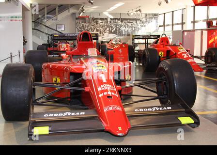 Bildnummer : 57349424 Datum : 09.03.2012 Copyright : imago/Xinhua (120311) -- MARANELLO, 11 mars 2012 (Xinhua) -- la photo prise le 9 mars 2012 montre des voitures de sport Ferrari F1 au musée Ferrari de Manarello, en Italie. Plus de 30 voitures de route et de piste Ferrari, dont certaines les plus emblématiques, sont exposées au musée Ferrari, qui se trouve à quelques centaines de mètres de l'usine Ferrari de Maranello. (Xinhua/Wang Yunjia) (dzl) ITALIE-MANARELLO-FERRARI-MUSEUM PUBLICATIONxNOTxINxCHN Wirtschaft Autoindustrie Auto Rennwagen Ferrarimuseum x2x xst 2012 quer o00 bolide F 1 formel 1 Motorsport Banque D'Images