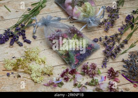 Sachets parfumés Self made, différentes plantes parfumées a mettre dans des sacs de gaze : lavande, fleurs de rose, Meadow Sweet, marjolaine et Hyssop Banque D'Images