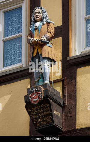 Figure en bois du docteur et guérisseur miracle Dr Eisenbarth dans sa maison de mort, Allemagne, Basse-Saxe, Hannoversch Muenden Banque D'Images