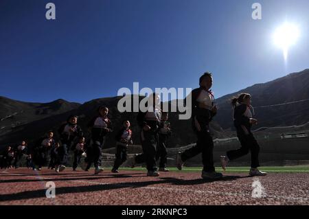 Bildnummer : 57372786 Datum : 12.03.2012 Copyright : imago/Xinhua (120312) -- DEQIN, 12 mars 2012 (Xinhua) -- des élèves courent sur le terrain de jeu de l'école primaire n° 2 du comté de Deqin dans la province du Yunnan au sud-ouest de la Chine, le 12 mars 2012. L ' école primaire No.2 a été ouverte en septembre 2011. L'internat, équipé d'installations d'enseignement modernes dans un bâtiment d'enseignement de style tibétain, offre un enseignement gratuit à 1 075 étudiants des villages voisins. Quatre-vingt-quinze pour cent des étudiants ici sont du groupe ethnique tibétain. (Xinhua/Lin Yiguang) (xzj) CHINA-YUNNAN-DEQIN-NEW SCHOOL (CN) PUBLICATI Banque D'Images