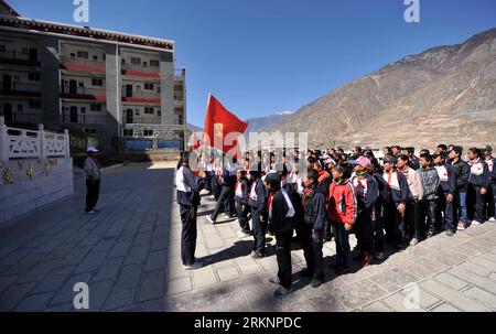 Bildnummer : 57372789 Datum : 12.03.2012 Copyright : imago/Xinhua (120312) -- DEQIN, 12 mars 2012 (Xinhua) -- des élèves s'alignent sur le terrain de jeu de l'école primaire n° 2 du comté de Deqin, dans la province du Yunnan au sud-ouest de la Chine, le 12 mars 2012. L ' école primaire No.2 a été ouverte en septembre 2011. L'internat, équipé d'installations d'enseignement modernes dans un bâtiment d'enseignement de style tibétain, offre un enseignement gratuit à 1 075 étudiants des villages voisins. Quatre-vingt-quinze pour cent des étudiants sont issus du groupe ethnique tibétain. (Xinhua/Lin Yiguang) (xzj) CHINA-YUNNAN-DEQIN-NEW SCHOOL (CN) PUBLIC Banque D'Images