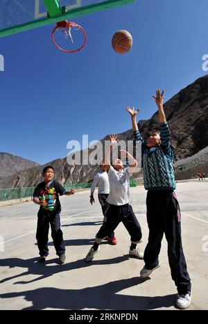 Bildnummer : 57372792 Datum : 12.03.2012 Copyright : imago/Xinhua (120312) -- DEQIN, 12 mars 2012 (Xinhua) -- des élèves jouent au basket-ball sur le terrain de jeu de l'école primaire n° 2 du comté de Deqin, dans la province du Yunnan au sud-ouest de la Chine, le 12 mars 2012. L ' école primaire No.2 a été ouverte en septembre 2011. L'internat, équipé d'installations d'enseignement modernes dans un bâtiment d'enseignement de style tibétain, offre un enseignement gratuit à 1 075 étudiants des villages voisins. Quatre-vingt-quinze pour cent des étudiants ici sont du groupe ethnique tibétain. (Xinhua/Lin Yiguang) (xzj) CHINA-YUNNAN-DEQIN-NEW SCHOOL (C Banque D'Images