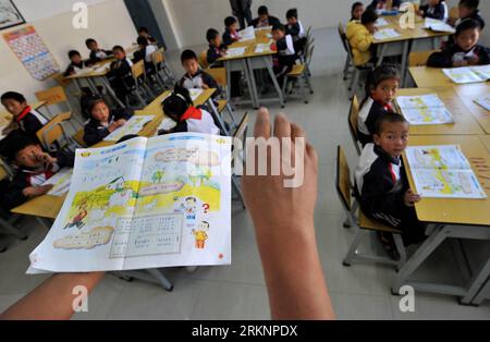 Bildnummer : 57372787 Datum : 12.03.2012 Copyright : imago/Xinhua (120312) -- DEQIN, 12 mars 2012 (Xinhua) -- les élèves ont une leçon de musique à l'école primaire n° 2 du comté de Deqin dans la province du Yunnan au sud-ouest de la Chine, le 12 mars 2012. L ' école primaire No.2 a été ouverte en septembre 2011. L'internat, équipé d'installations d'enseignement modernes dans un bâtiment d'enseignement de style tibétain, offre un enseignement gratuit à 1 075 étudiants des villages voisins. Quatre-vingt-quinze pour cent des étudiants ici sont du groupe ethnique tibétain. (Xinhua/Lin Yiguang) (xzj) CHINA-YUNNAN-DEQIN-NEW SCHOOL (CN) PUBLICATIONxN Banque D'Images