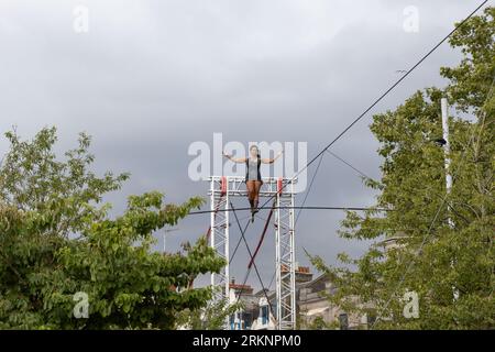 Tatiana Mosio Bongonga, artiste tightrope, ouvre le Greenwich+Docklands Festival 2023 en traversant General Gordon Square à Woolwich, Londres. Août 25. Banque D'Images