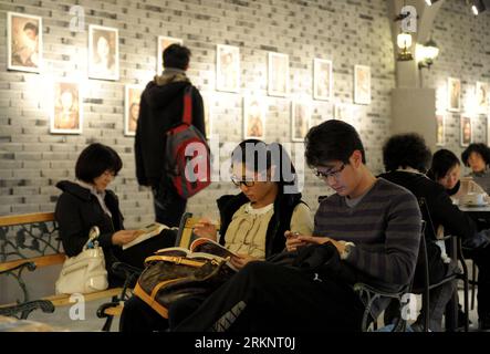 Bildnummer : 57463505 Datum : 16.03.2012 Copyright : imago/Xinhua (120316) -- SHANGHAI, 16 mars 2012 (Xinhua) -- lire des livres à la branche Fuzhou Road de Popular Holdings à Shanghai, dans l'est de la Chine, 16 mars 2012. La librairie ouverte 24 heures sur 24 a officiellement ouvert ses portes jeudi, dans le but de changer les modèles commerciaux des librairies traditionnelles. (Xinhua)(mcg) CHINA-SHANGHAI-24-HOUR LIBRARY (CN) PUBLICATIONxNOTxINxCHN Gesellschaft Bildung Universität Prüfung Aufnahmeprüfung Nachprüfung xda x0x 2012 quer 57463505 Date 16 03 2012 Copyright Imago XINHUA Shanghai Mars 16 2012 XINHUA Lire des livres À Fuzhou Banque D'Images