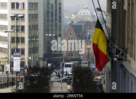 Bildnummer : 57463535 Datum : 16.03.2012 Copyright : imago/Xinhua (120316) -- BRUXELLES, le 16 mars 2012 (Xinhua) -- le drapeau national belge flotte en Berne à Bruxelles, capitale de la Belgique, le 16 mars 2012 à la mémoire des victimes d'un accident d'autobus en Suisse. La Belgique a déclaré vendredi jour de deuil national. Au total, 28 personnes sont mortes dans l'accident, dont 22 enfants de deux écoles belges de Lommel et Heverlee, qui rentraient en Belgique après des vacances au ski mardi soir. (Xinhua/Zhou Lei)(yt) BELGIQUE-SUISSE-ACCIDENT-DEUIL PUBLICATIONxNOTxINxCHN Gesellschaft Busunglück Schw Banque D'Images