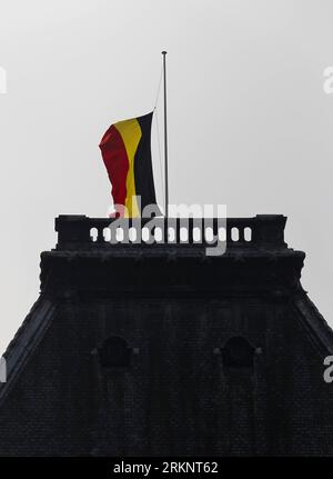 Bildnummer : 57463532 Datum : 16.03.2012 Copyright : imago/Xinhua (120316) -- BRUXELLES, le 16 mars 2012 (Xinhua) -- le drapeau national belge flotte en Berne au Palais Royal de Bruxelles, capitale de la Belgique, le 16 mars 2012 à la mémoire des victimes d'un accident d'autobus en Suisse. La Belgique a déclaré vendredi jour de deuil national. Au total, 28 personnes sont mortes dans l'accident, dont 22 enfants de deux écoles belges de Lommel et Heverlee, qui rentraient en Belgique après des vacances au ski mardi soir. (Xinhua/Zhou Lei)(yt) BELGIQUE-SUISSE-BUS-ACCIDENT-DEUIL PUBLICATIONxNOTxINxCHN Gesellsc Banque D'Images