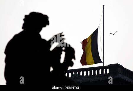 Bildnummer : 57463528 Datum : 16.03.2012 Copyright : imago/Xinhua (120316) -- BRUXELLES, le 16 mars 2012 (Xinhua) -- le drapeau national belge flotte en Berne au Palais Royal de Bruxelles, capitale de la Belgique, le 16 mars 2012 à la mémoire des victimes d'un accident d'autobus en Suisse. La Belgique a déclaré vendredi jour de deuil national. Au total, 28 personnes sont mortes dans l'accident, dont 22 enfants de deux écoles belges de Lommel et Heverlee, qui rentraient en Belgique après des vacances au ski mardi soir. (Xinhua/Zhou Lei)(yt) BELGIQUE-SUISSE-BUS-ACCIDENT-DEUIL PUBLICATIONxNOTxINxCHN Gesellsc Banque D'Images