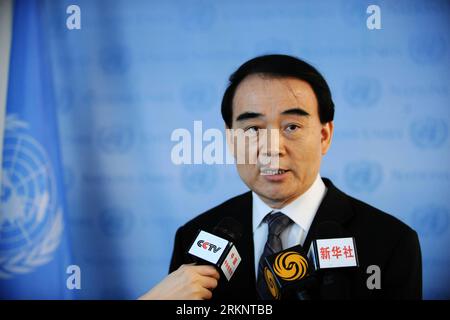 Bildnummer : 57472429 Datum : 16.03.2012 Copyright : imago/Xinhua (120317) -- NEW YORK, 17 mars 2012 (Xinhua) -- l'ambassadeur de Chine à l'ONU Li Baodong est interviewé par les médias au siège de l'ONU à New York, aux États-Unis, le 16 mars 2012. Li Baodong a déclaré vendredi que la Chine soutenait les efforts de médiation d'Annan sur la crise syrienne, appelant la communauté internationale à soutenir les efforts d'Annan et à créer les conditions nécessaires à sa médiation. (Xinhua/Shen Hong) (dtf) États-Unis-NEW YORK-SYRIAN CRISIS-LI BAODONG PUBLICATIONxNOTxINxCHN People Politik xjh x0x premiumd 2012 quer 57472429 Date 16 Banque D'Images