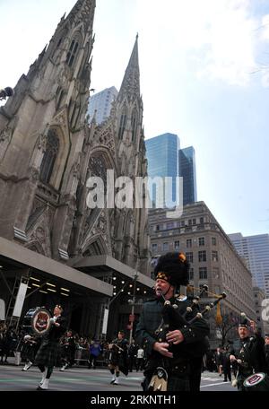 Bildnummer : 57496969 Datum : 17.03.2012 Copyright : imago/Xinhua (120317) -- NEW YORK, 17 mars 2012 (Xinhua) -- mars pendant la Saint Patrick s Day Parade à New York, États-Unis, le 17 mars 2012. (Xinhua/Wang Lei) (zx) U.S.-NEW YORK-ST. PATRICK S DAY-PARADE PUBLICATIONxNOTxINxCHN Gesellschaft St Patrick s Patricks Day Parade USA xda x0x 2012 hoch 57496969 Date 17 03 2012 Copyright Imago XINHUA New York Mars 17 2012 March XINHUA pendant la St Patrick S Day Parade à New York Etats-Unis Mars 17 2012 XINHUA Wang Lei ZX U S New York St Patrick S Day Parade PUBLICATIONxNOTxIN Banque D'Images