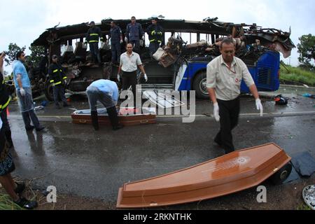 Bildnummer : 57496980 Datum : 17.03.2012 Copyright : imago/Xinhua (120318) -- MINAS GERAIS, 18 mars 2012 (Xinhua) -- les corps de victimes d'un accident entre un camion et un bus sont mis dans des cercueils à l'extérieur de la ville de Felixandia, dans l'État brésilien de Minas Gerais, le 17 mars 2012. L'accident a fait au moins 16 morts. (Xinhua/Agencia Estado) (BRAZIL Out) (dtf) BRAZIL-MINAS GERAIS-ACCIDENT PUBLICATIONxNOTxINxCHN Gesellschaft Verkehr Straße Unfall Verkehrsunfall bus Busunfall xda x1x 2012 quer o0 Unglück, Busunglück, Wrack, Buswrack 57496980 Date 17 03 2012 Copyright Imago XINHU Banque D'Images