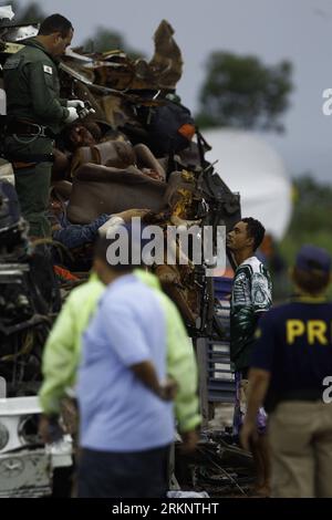 Bildnummer : 57496979 Datum : 17.03.2012 Copyright : imago/Xinhua (120318) -- MINAS GERAIS, 18 mars 2012 (Xinhua) -- travail sur les lieux d'un accident entre un camion et un bus, à l'extérieur de la ville de Felixandia, dans l'État brésilien de Minas Gerais, le 17 mars 2012. L'accident a fait au moins 16 morts. (Xinhua/Agencia Estado) (BRAZIL Out) (dtf) BRAZIL-MINAS GERAIS-ACCIDENT PUBLICATIONxNOTxINxCHN Gesellschaft Verkehr Straße Unfall Verkehrsunfall bus Busunfall xda x1x 2012 hoch o0 Unglück, Busunglück, Wrack, Buswrack 57496979 Date 17 03 2012 Copyright Imago XINHUA Minas Gerais Marc Banque D'Images