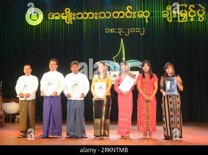 Bildnummer : 57501365 Datum : 18.03.2012 Copyright : imago/Xinhua (120318) -- YANGON, 18 mars 2012 (Xinhua) -- les lauréats posent pour une photo de groupe lors de la cérémonie de remise du Prix national de la presse à Yangon, Myanmar, le 18 mars 2012. Myanmar a présenté le Prix national de la presse 2011 pour la première fois en 50 ans au Théâtre national dimanche à Yangon. Le National Press Award Committee, créé le 18 août 2011, propose le prix de la meilleure presse, le prix du meilleur reportage, le prix de la meilleure photo de presse, le prix du meilleur dessin animé de nouvelles et la plus importante photo de l'année AW Banque D'Images