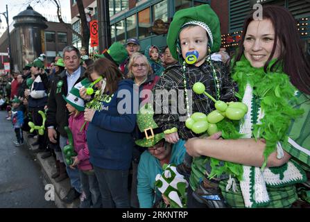 Bildnummer : 57512866 Datum : 18.03.2012 Copyright : imago/Xinhua (120319) -- VANCOUVER, 19 mars 2012 (Xinhua) -- regardez des spectacles pendant la St. Défilé de Patrick à Montréal, Canada, 18 mars 2012. Des milliers de personnes ont assisté au défilé à Montréal dimanche. St. La fête de Patrick est une fête religieuse célébrée internationalement le 17 mars. Il est nommé d'après Saint Patrick, le plus communément reconnu des saints patrons d'Irlande. (Xinhua/Andrew Soong) (ybg) CANADA-MONTRÉAL-ST. PATRICK S DAY-PARADE PUBLICATIONxNOTxINxCHN Gesellschaft Tradition Straßenfeste Patrick s Patricks xjh x0x premiu Banque D'Images