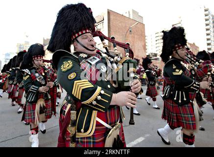 Bildnummer : 57512865 Datum : 18.03.2012 Copyright : imago/Xinhua (120319) -- VANCOUVER, 19 mars 2012 (Xinhua) -- Pipe Band Marches durant la St. Défilé de Patrick à Montréal, Canada, 18 mars 2012. Des milliers de personnes ont assisté au défilé à Montréal dimanche. St. La fête de Patrick est une fête religieuse célébrée internationalement le 17 mars. Il est nommé d'après Saint Patrick, le plus communément reconnu des saints patrons d'Irlande. (Xinhua/Andrew Soong) (ybg) CANADA-MONTRÉAL-ST. PATRICK S DAY-PARADE PUBLICATIONxNOTxINxCHN Gesellschaft Tradition Straßenfeste Patrick s Patricks xjh x0x premium Banque D'Images