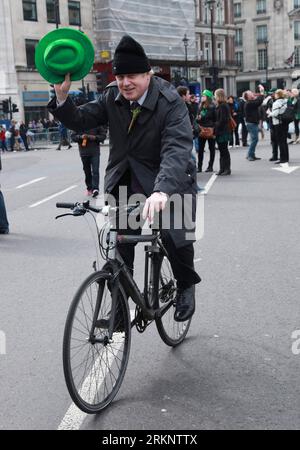 Bildnummer : 57512855 Datum : 18.03.2012 Copyright : imago/Xinhua (120318) -- LONDRES, 18 mars 2012 (Xinhua) -- le maire de Londres Boris Johnson agite son chapeau alors qu'il monte à vélo dans le centre de Londres, Grande-Bretagne, le 18 mars 2012. St. La fête de Patrick est une fête religieuse célébrée internationalement le 17 mars. Il est nommé d'après Saint Patrick, le plus communément reconnu des saints patrons d'Irlande. (Xinhua/Xiang Mei) GRANDE-BRETAGNE-LONDRES-ST. PATRICK S DAY-PARADE PUBLICATIONxNOTxINxCHN Gesellschaft Tradition Straßenfeste Patrick s Patricks xjh x0x premiumd 2012 hoch 57512855 Date 18 03 2012 Copyright Imag Banque D'Images