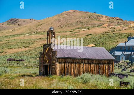 Caserne de pompiers en bois dans la ville fantôme de Bodie en Californie. Bodie est une ville fantôme dans les collines de Bodie à l'est de la chaîne de montagnes de la Sierra Nevada. Banque D'Images