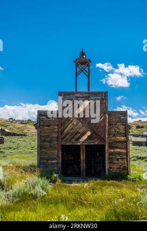 Caserne de pompiers en bois dans la ville fantôme de Bodie en Californie. Bodie est une ville fantôme dans les collines de Bodie à l'est de la chaîne de montagnes de la Sierra Nevada. Banque D'Images