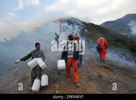 Bildnummer : 57597827 Datum : 22.03.2012 Copyright : imago/Xinhua (120322) -- ANNING, 22 mars 2012 (Xinhua) -- les villageois envoient de l'eau au lieu de lutte contre les incendies dans la forêt de Wangjiatan à Anning, une ville située à l'échelon du comté de Kunming, dans la province du Yunnan, au sud-ouest de la Chine, le 22 mars 2012. Le feu s'est rallumé près du village de Jiudu le jeudi à de petites heures. Des centaines de pompiers ont été envoyés pour éteindre l'incendie. (Xinhua/Lin Yiguang) (zgp) CHINA-YUNNAN-ANNING-FOREST FIRE-REKIND (CN) PUBLICATIONxNOTxINxCHN Gesellschaft Waldbrand Wald Brand Feuerwehr Feuerwehrmann Arbeitswelten xjh Banque D'Images