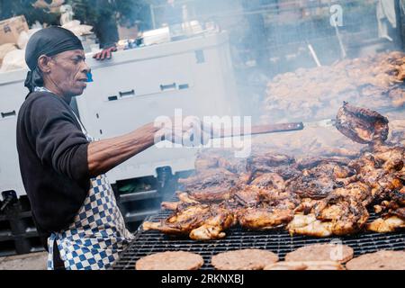 Londres, Royaume-Uni. 29 août 2022. Un chef a vu cuisiner de la nourriture des Caraïbes lors de l'événement. Après 2 ans de pandémie, la plus grande fête de rue en Europe, Notting Hill Carnival est revenu en 2022, étant le 54e carnaval depuis 1966. On s'attend à ce qu'il y ait 2 millions de participants au Carnaval, plus 40 000 bénévoles et 9 000 policiers. (Photo Daniel Lai/SOPA Images/Sipa USA) crédit : SIPA USA/Alamy Live News Banque D'Images