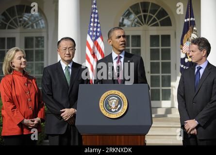 Bildnummer : 57626642 Datum : 23.03.2012 Copyright : imago/Xinhua (120323) -- WASHINGTON, 23 mars 2012 (Xinhua) -- Secrétaire d'État américaine Hillary Clinton (1e L), Président du Dartmouth College Jim Yong Kim (2e L) et Secrétaire du Trésor américain Timothy Geithner (1e R) écoutez le président américain Barack Obama parler dans la roseraie de la Maison Blanche à Washington D.C., capitale des États-Unis, le 23 mars 2012. Obama a nommé vendredi le médecin américano-coréen Jim Yong Kim à la tête de la Banque mondiale, succédant au sortant Robert Zoellick. (Xinhua/Zhang Jun) (zw) U.S.-WASHINGTON-WORL Banque D'Images