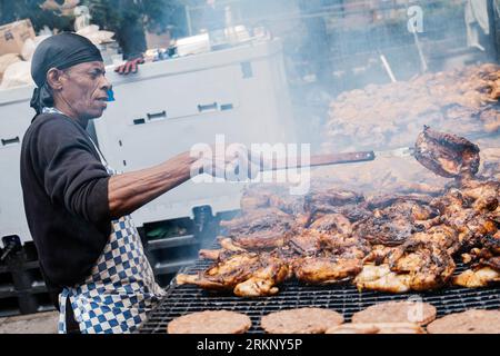 Londres, Royaume-Uni. 29 août 2022. Un chef a vu cuisiner de la nourriture des Caraïbes lors de l'événement. Après 2 ans de pandémie, la plus grande fête de rue en Europe, Notting Hill Carnival est revenu en 2022, étant le 54e carnaval depuis 1966. On s'attend à ce qu'il y ait 2 millions de participants au Carnaval, plus 40 000 bénévoles et 9 000 policiers. (Image de crédit : © Daniel Lai/SOPA Images via ZUMA Press Wire) USAGE ÉDITORIAL SEULEMENT! Non destiné à UN USAGE commercial ! Banque D'Images