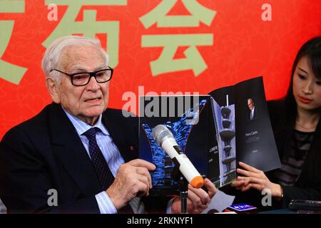 Bildnummer : 57698384 Datum : 27.03.2012 Copyright : imago/Xinhua (120327) -- HEFEI, 27 mars 2012 (Xinhua) -- le célèbre couturier Pierre Cardin (L) présente les conceptions de bâtiments qu'il a développées lors d'une conférence de presse à Hefei, capitale de la province d'Anhui de l'est de la Chine, le 27 mars 2012. Une conférence de presse au nom de Maxim s-l art de vivre a eu lieu ici mardi, le designer Pierre Cardin, âgé de 90 ans, a présenté ses concepts de design et ses inspirations à la fois sur la mode Pierre Cardin et sur les restaurants Maxim s. Le populaire Maxim s a ouvert son restaurant de 11e succursale dans le monde ici mardi. Le bouton RE Banque D'Images