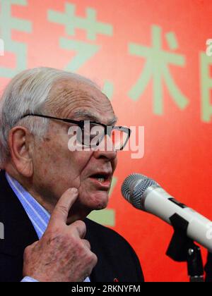 Bildnummer : 57698383 Datum : 27.03.2012 Copyright : imago/Xinhua (120327) -- HEFEI, 27 mars 2012 (Xinhua) -- le célèbre couturier Pierre Cardin prend la parole lors d'une conférence de presse à Hefei, capitale de la province d'Anhui de l'est de la Chine, le 27 mars 2012. Une conférence de presse au nom de Maxim s-l art de vivre a eu lieu ici mardi, le designer Pierre Cardin, âgé de 90 ans, a présenté ses concepts de design et ses inspirations à la fois sur la mode Pierre Cardin et sur les restaurants Maxim s. Le populaire Maxim s a ouvert son restaurant de 11e succursale dans le monde ici mardi. Le restaurant et la marque Maxim s appartiennent Banque D'Images